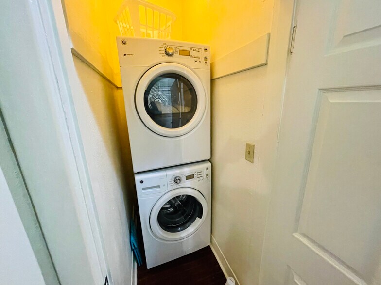 Building Photo - 621 W Daisy L Gatson Bates Dr