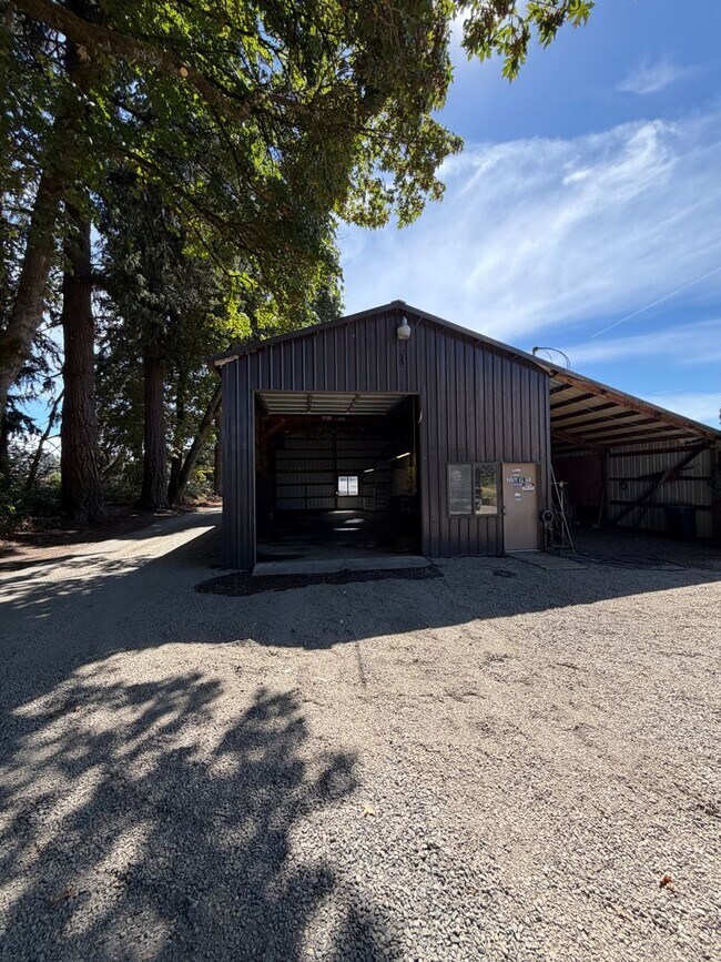 Building Photo - 39601 Santiam Bluffs Rd NE