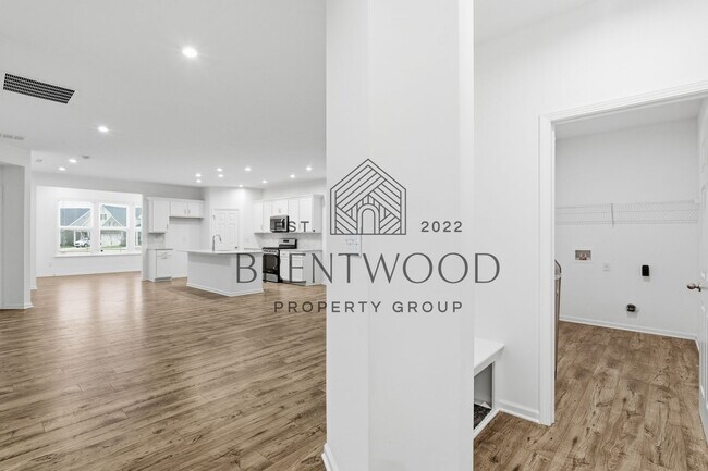 Building Photo - 3 Bed/3 Bath Home with Sunroom in Miller’s Walk – Noblesville