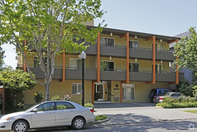 Building Photo - Statesman