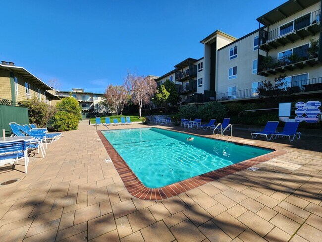 Building Photo - Large studio with private deck