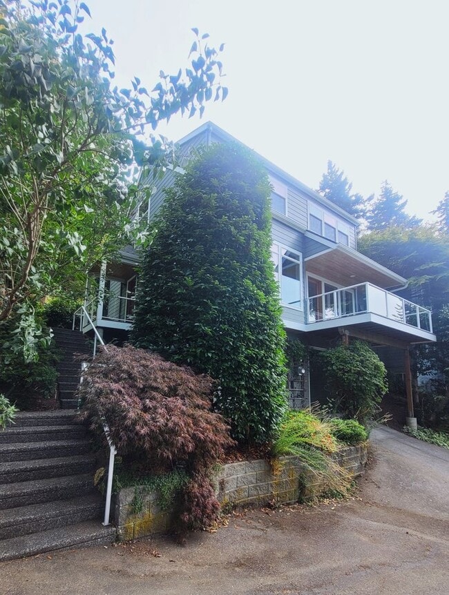 Building Photo - Beautiful South Hill Home with Bay Views 3...