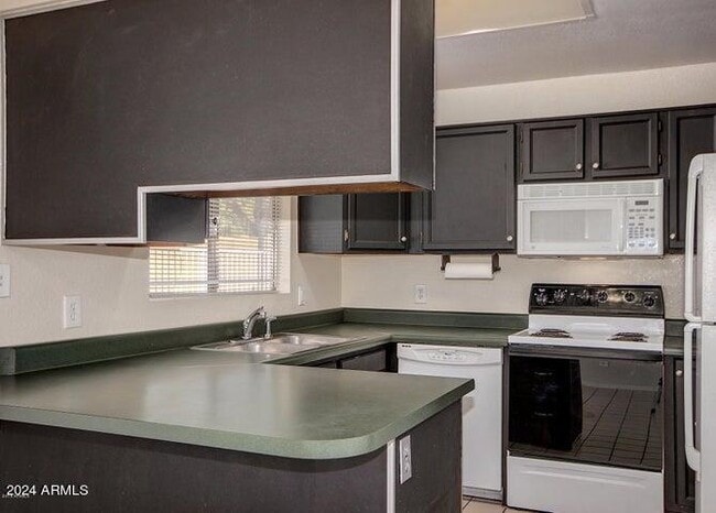 Building Photo - 1208 E Wickieup Ln