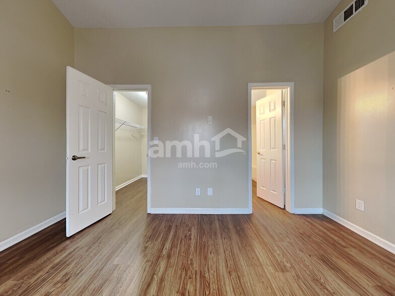 Building Photo - 12111 Pepperwood Dr