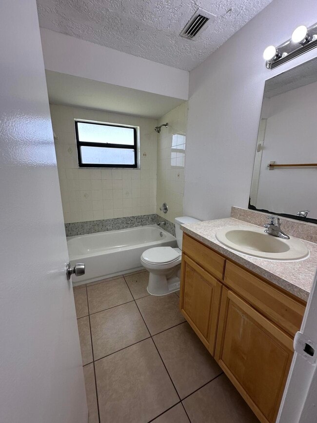 Building Photo - 1217 Schumann Dr
