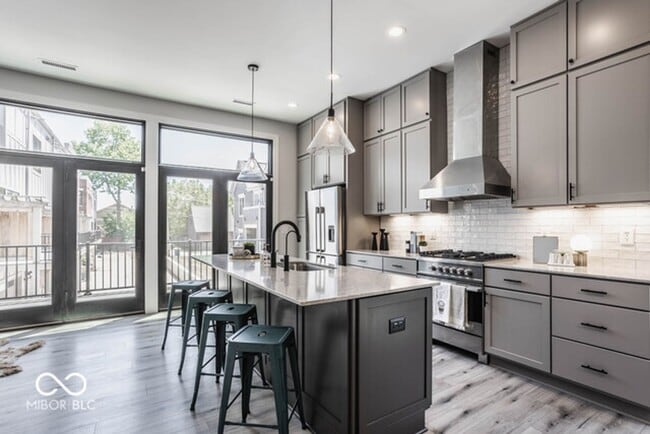 Building Photo - Beautiful townhome located off 16th and College. Pets allowed for an additional $1,000 non refund...