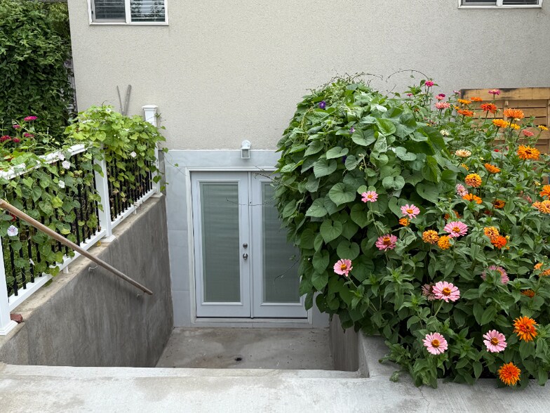 Building Photo - 1008 Rambouillet Dr