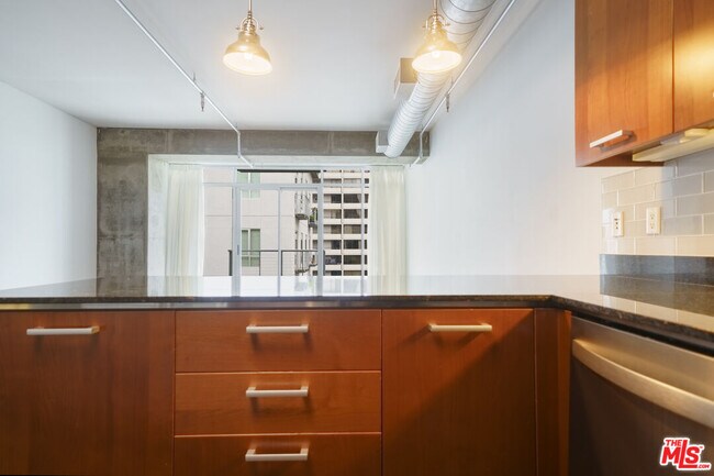 Building Photo - 645 W 9th St