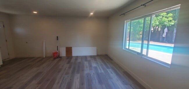 Building Photo - 566 E Fernleaf Ave