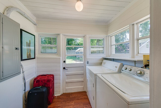 Building Photo - 2231 Blair Blvd