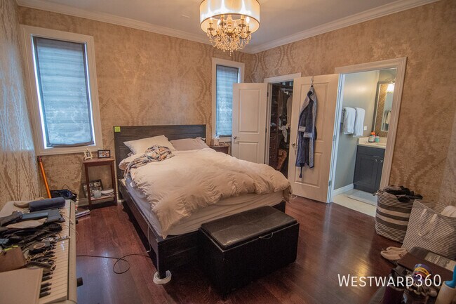 Building Photo - 1033 W Monroe St