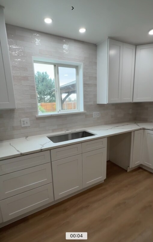 Building Photo - 305 E Inglewood Dr