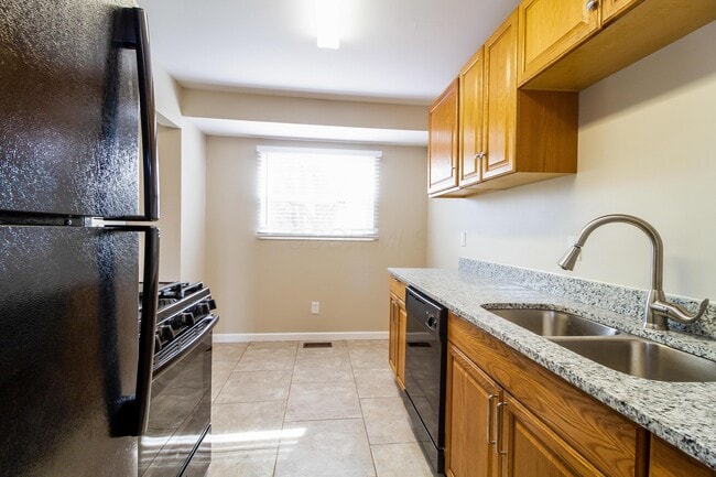 Building Photo - 1880 Queensrowe Pl