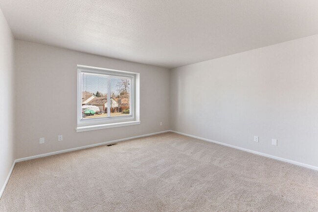 Building Photo - 4 Bedroom 2 Bathroom Large Yard in South West Fort Collins