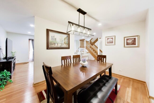 Building Photo - 943 W Essex Pl