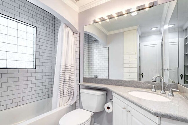 Building Photo - Beautiful 4 Bedroom 2 Bath Single Family H...