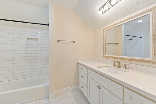 Building Photo - 2631 Persa St