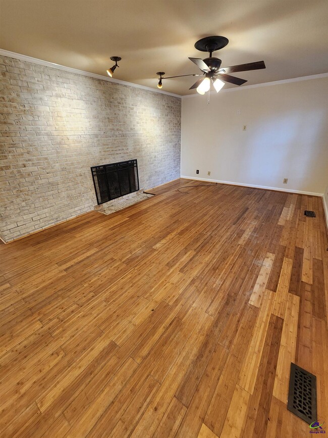 Building Photo - 515 Wilderness Dr