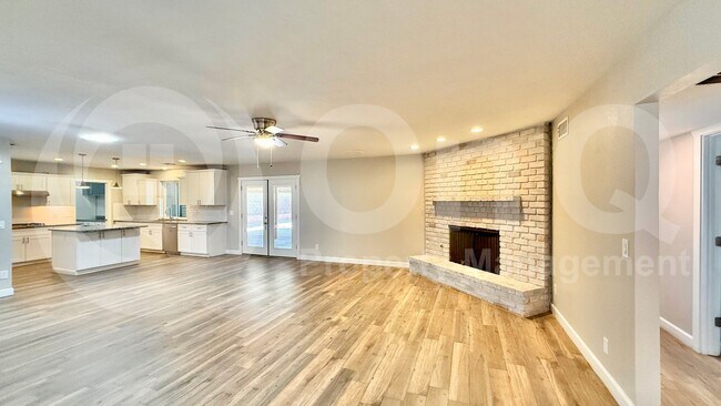 Building Photo - 2502 E Sahuaro Dr