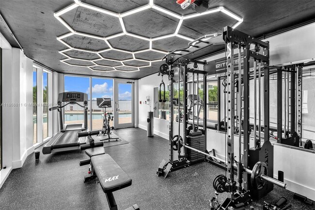 Building Photo - 2000 Bay Dr