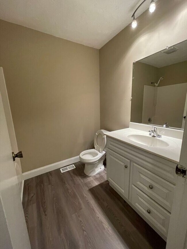 Building Photo - 3 bed, 2.5 bath, 2 car garage split foyer home in West Knoxville