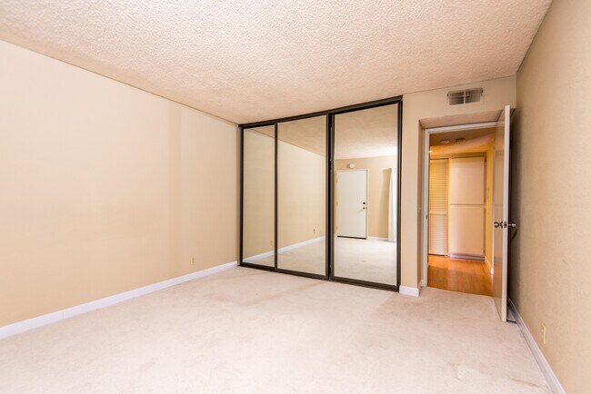 Building Photo - 3651 Knollwood Terrace