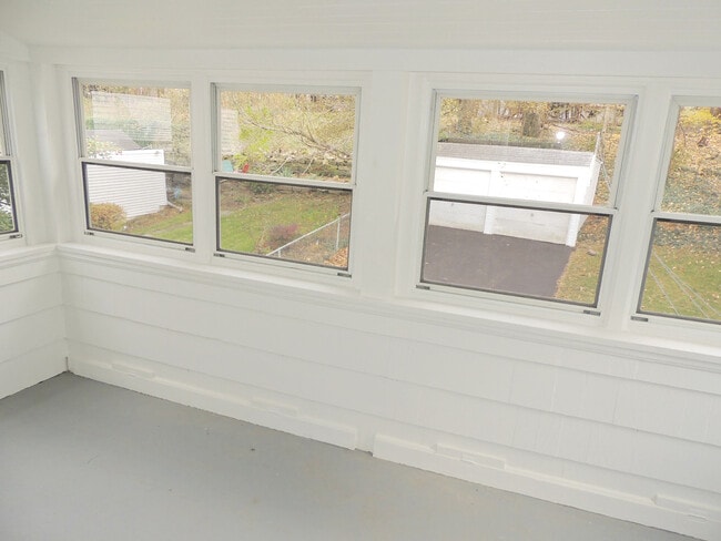 Building Photo - 3 Bed - 1.5 bath Colonial for Rent!