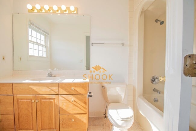 Building Photo - LARGE TOWNHOME - LOTS OF SPACE!