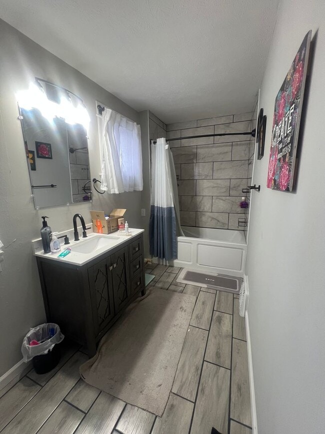 Building Photo - **Hawthorne Place** Pet Friendly 5 Large Bedrooms 2 Full Baths!