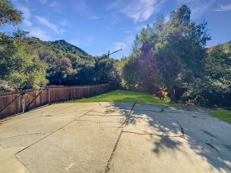 Building Photo - 22012 Topanga School Rd