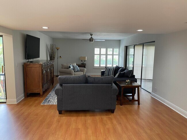 Building Photo - 1660 12 Oaks Way