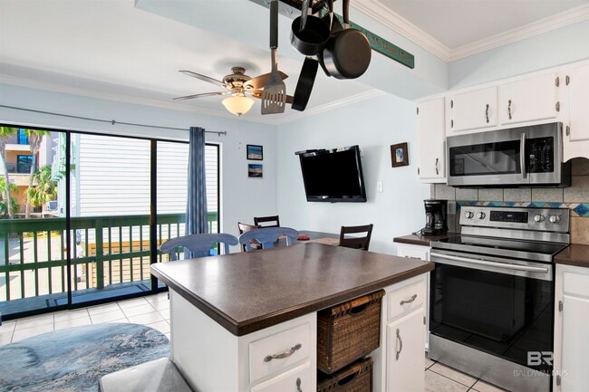 Building Photo - 554 E Beach Blvd