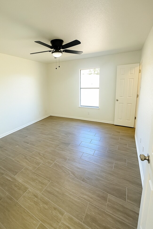 Building Photo - 5109 Daybreak Dr