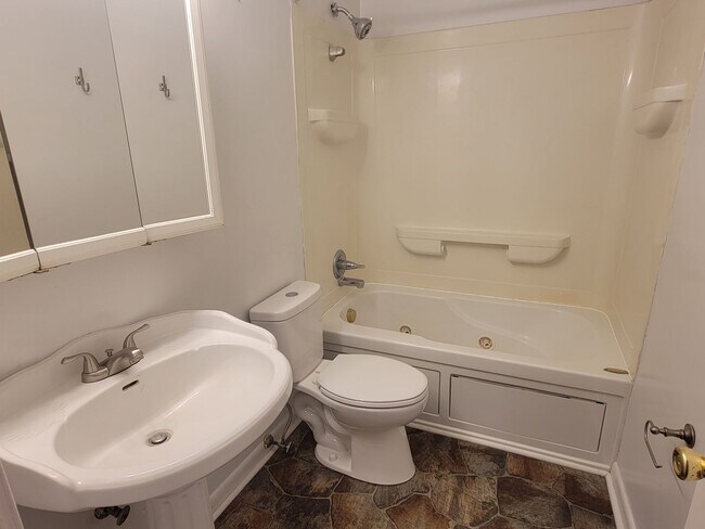 Building Photo - 3 Bedroom 2 Bathroom Home