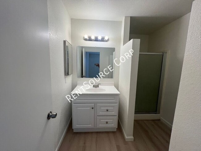 Building Photo - 841 Chateau Way