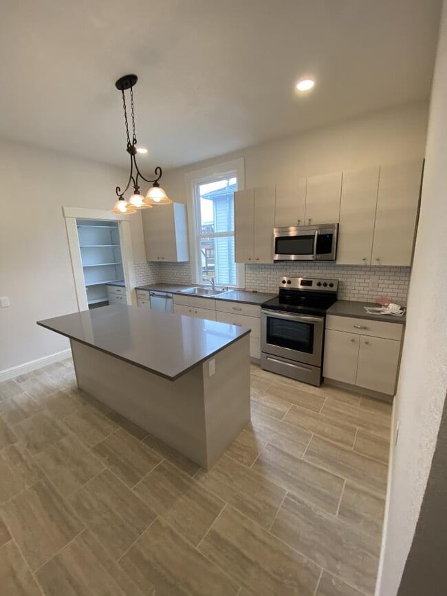 Building Photo - 4 bedroom in Daly City CA 94015