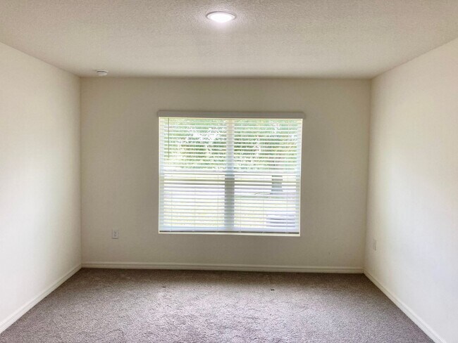 Building Photo - Golf Course Home!