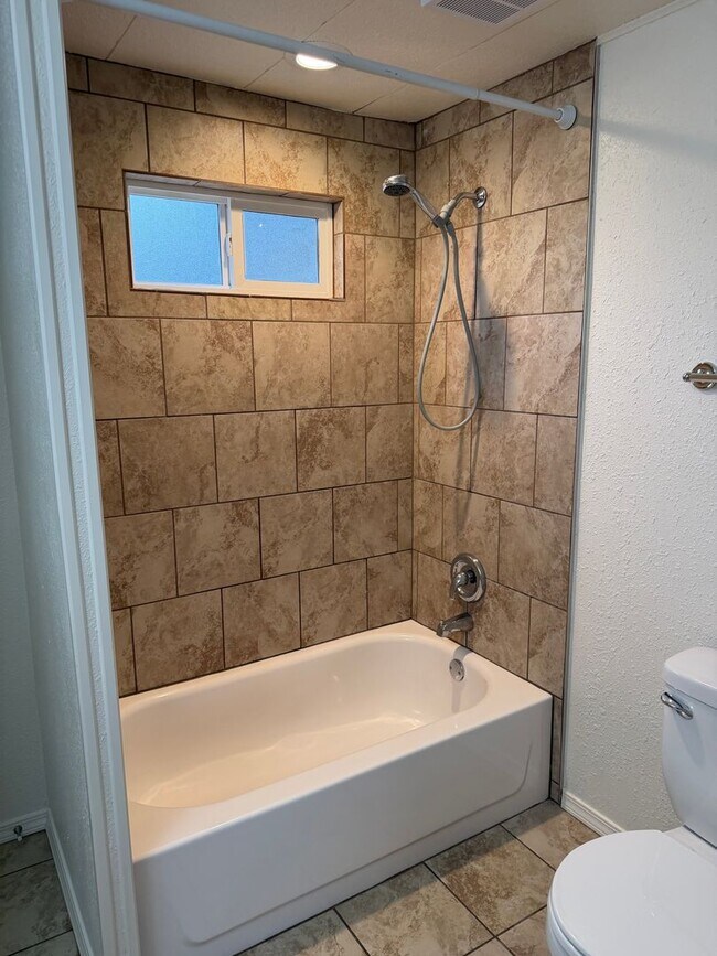 Building Photo - Updated 3 bedroom 2 bathroom house in Springfield!