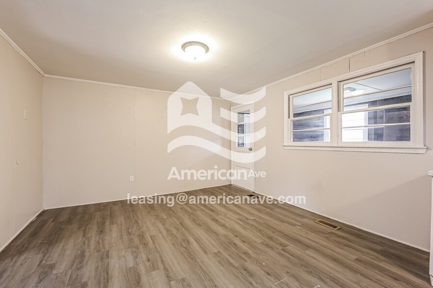 Building Photo - 115 S 1659