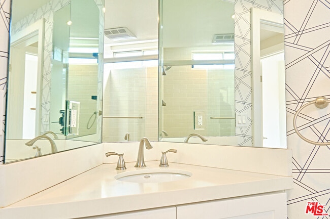 Building Photo - 842 11th St