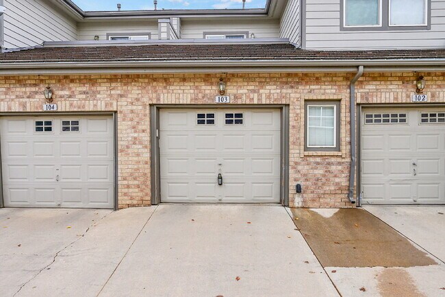 Building Photo - $2,350 - 2 Bed, 2 Bath Condo in Aurora wit...