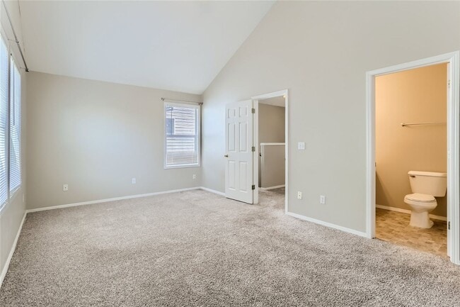 Building Photo - Spacious Two-Level Duplex Home with Fenced Backyard in Hillsboro!