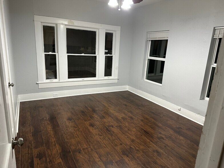 Building Photo - 1118 Santa Anna