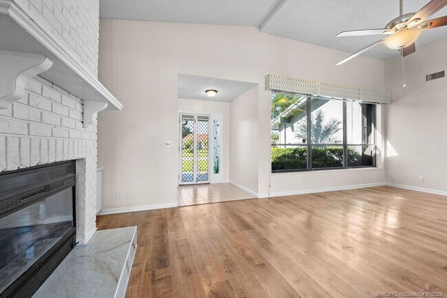 Building Photo - 2386 SW Creekside Dr