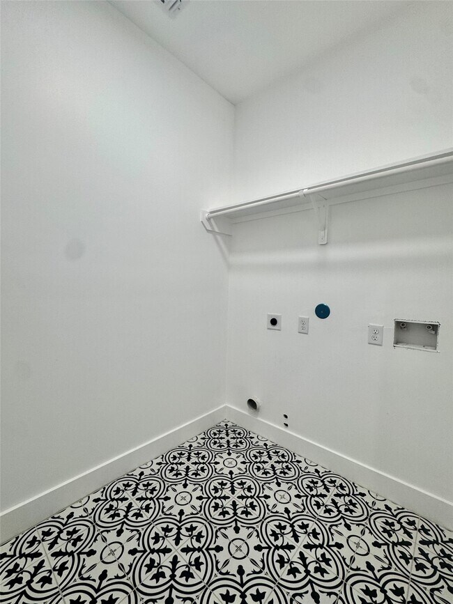 Building Photo - 6928 Paris St