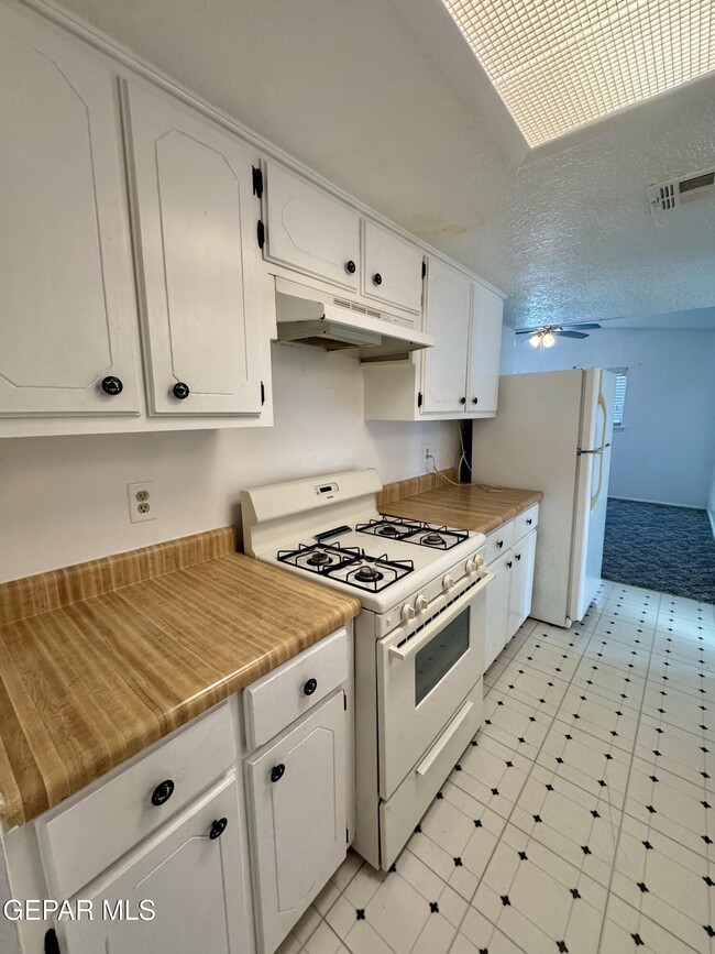 Building Photo - 10213 Saigon Dr