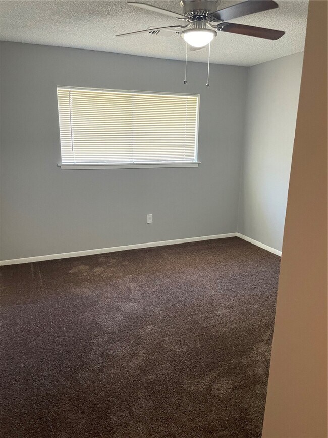 Building Photo - 614 Meadowglen Dr