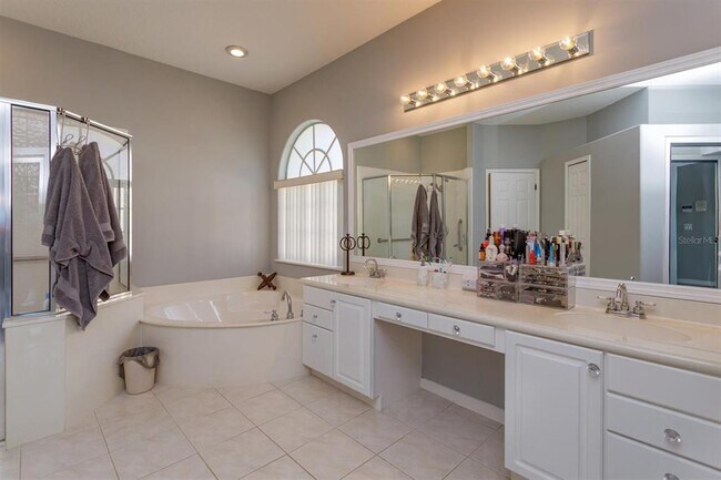 Building Photo - 1703 Golfview Dr