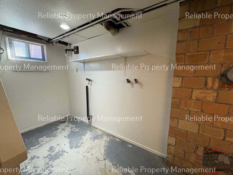 Building Photo - 1051 Russett St