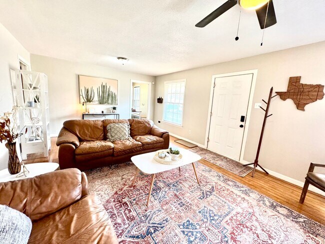 Building Photo - Blue Wall Oasis Mid-Term Rental 2/1 with a...